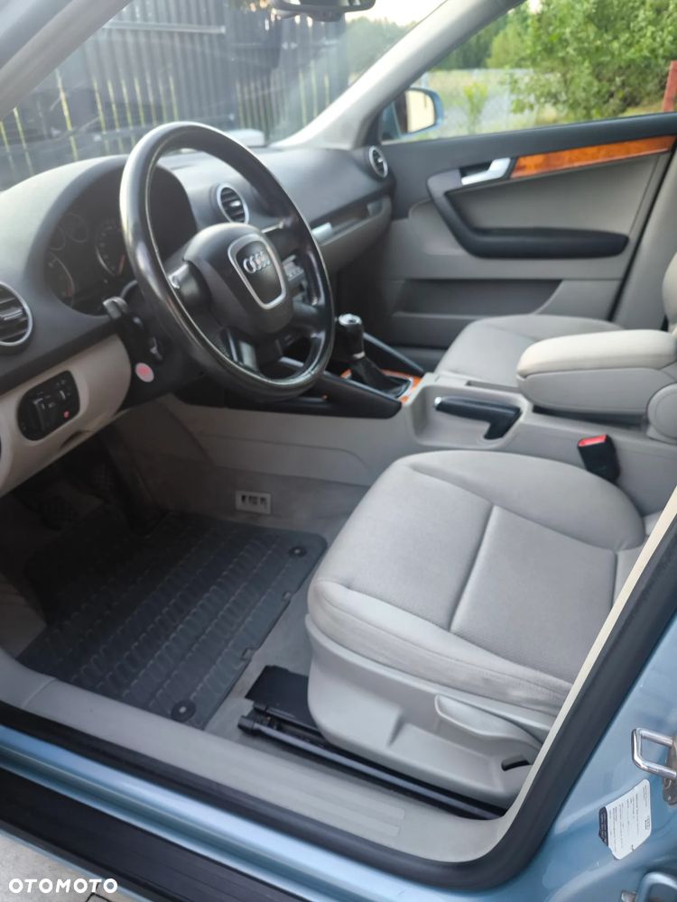 Audi A3 Sportback 1.6 FSI Ambiente - 8