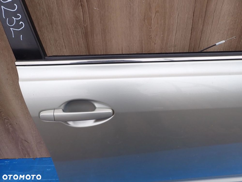 TOYOTA AVENSIS T25 02- DRZWI PRZEDNIE PRAWE 1C0 - 6