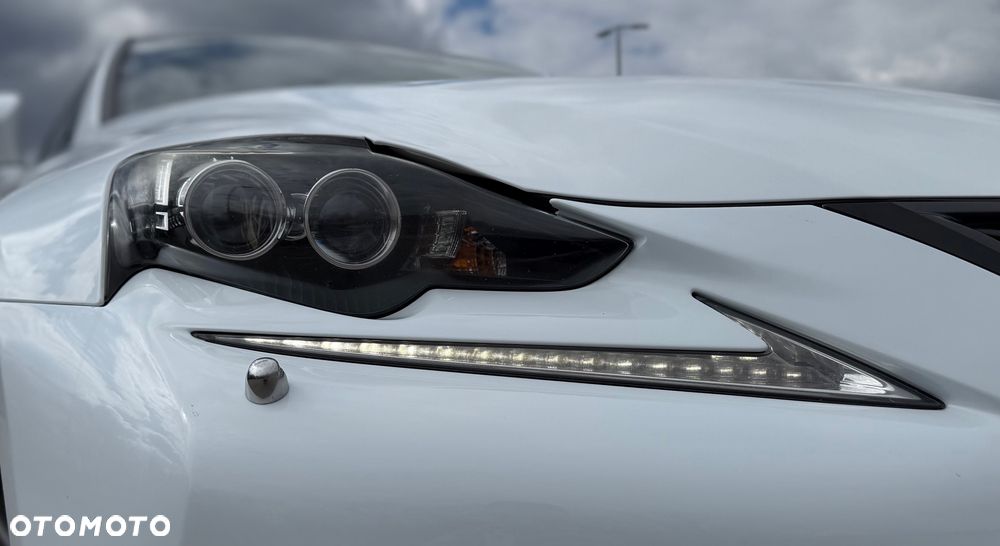 Lexus IS 300h F Sport - 11