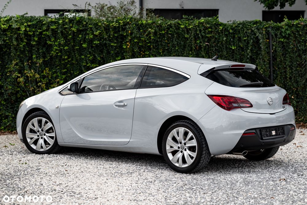 Opel Astra IV GTC 1.6 T Sport - 11