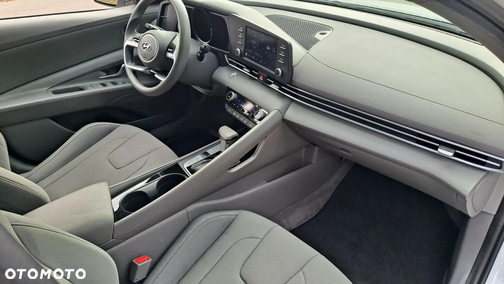 Hyundai Elantra 1.6 Comfort - 23