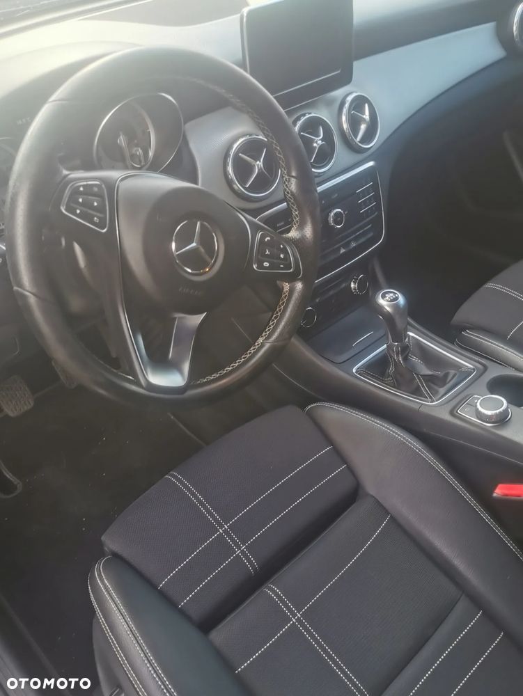 Mercedes-Benz GLA 180 - 12