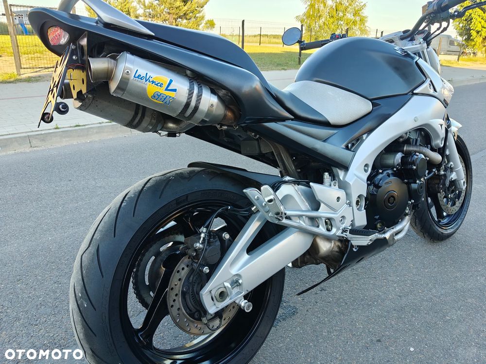 Suzuki GSR - 16