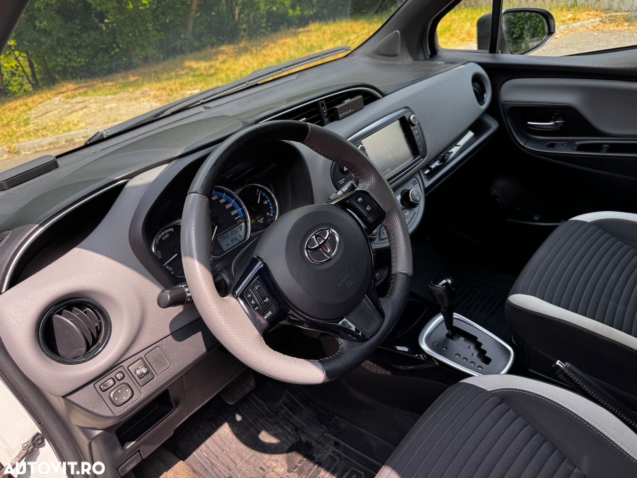 Toyota Yaris 1.5 VVT-i HSD Bi-Tone W&B - 17