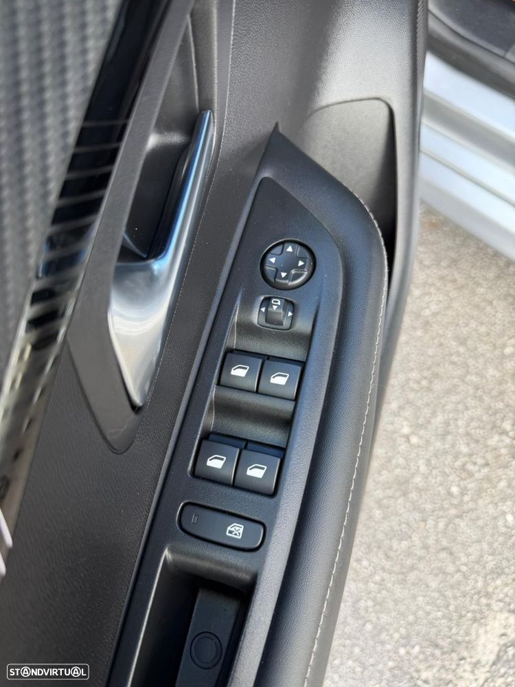 Peugeot 208 1.2 Hybrid Allure e-DCS6 - 18