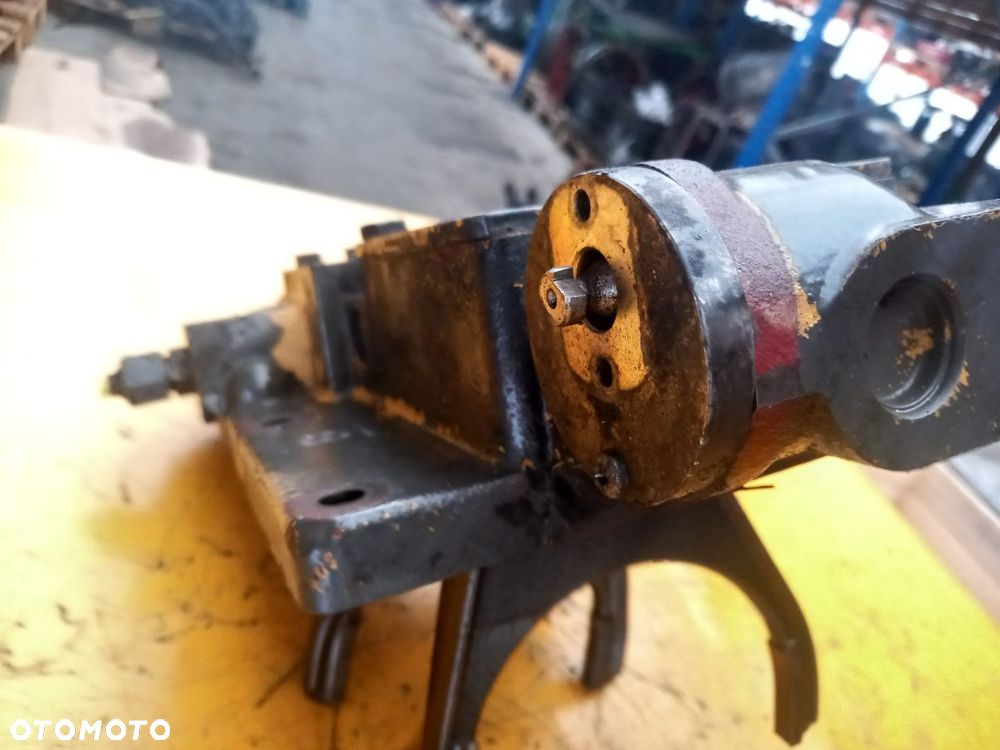 Pokrywa dekiel skrzyni biegów New Holland TS115 - 5