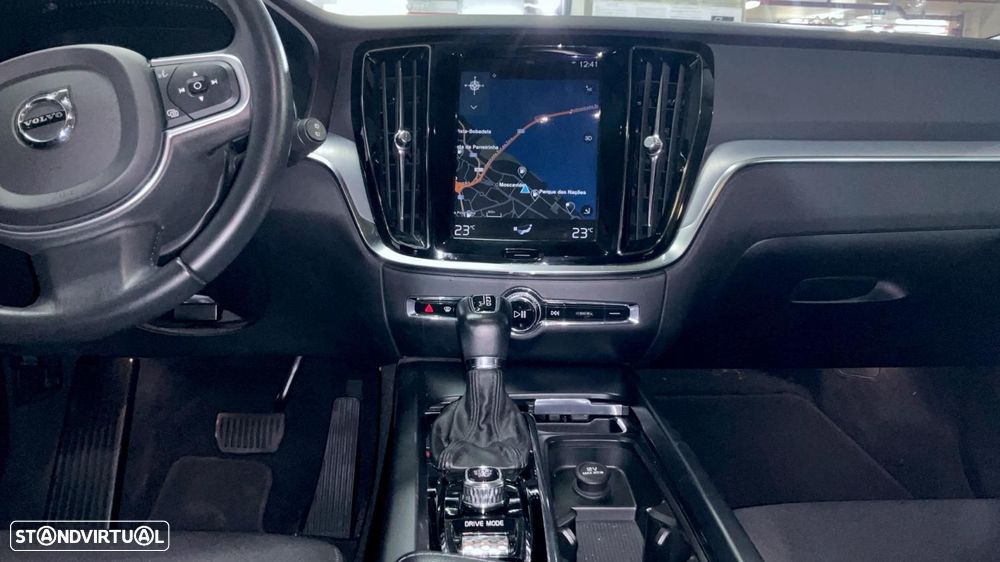 Volvo V60 2.0 T4 Momentum Plus - 26