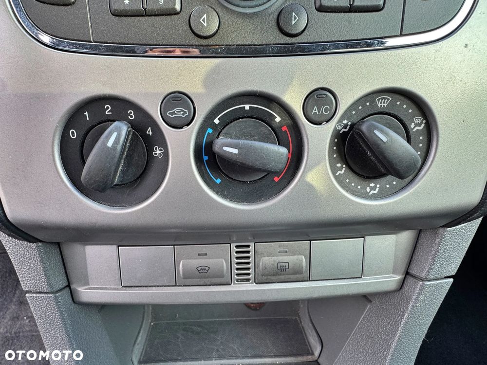 Ford Focus 1.6 16V Ambiente - 8