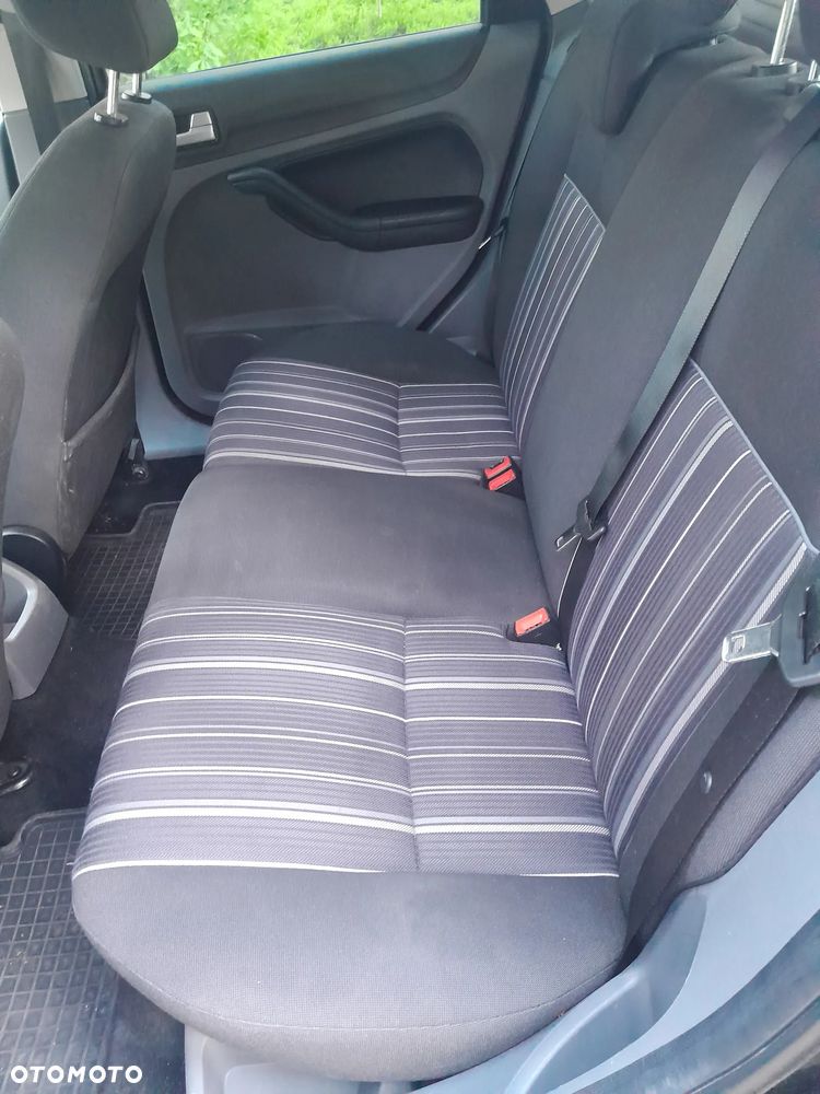 Ford Focus Ghia - 8