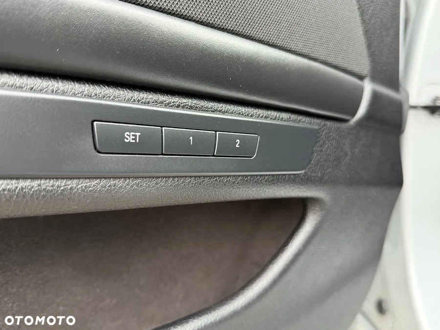 BMW Seria 5 528i xDrive - 14