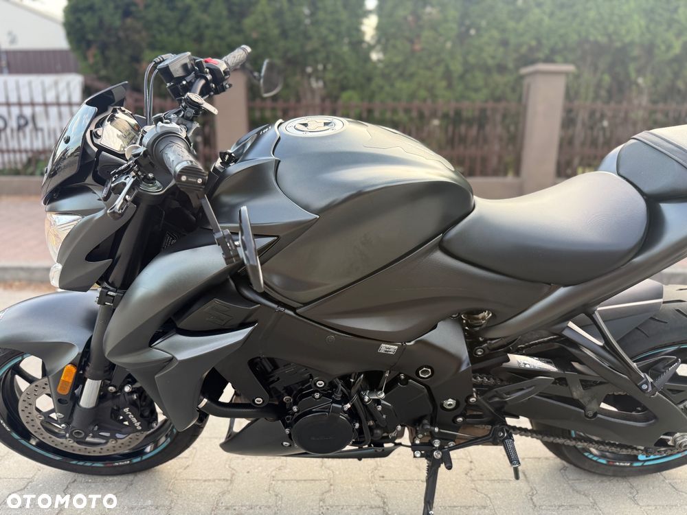 Suzuki GSX - 23