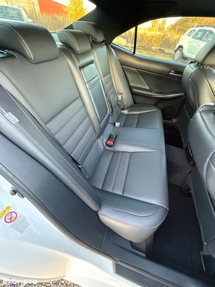 Lexus IS 200t / 300 F Sport - 38