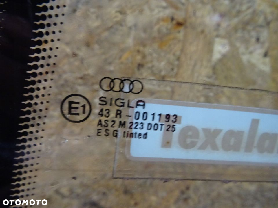 SZYBA BOCZNA DRZWI LEWY TYŁ AUDI A6 C4 SEDAN - 2