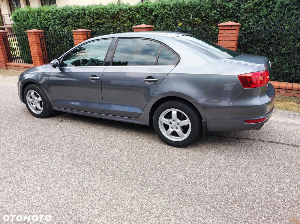 Volkswagen Jetta 2.0 TDI Highline DSG - 2