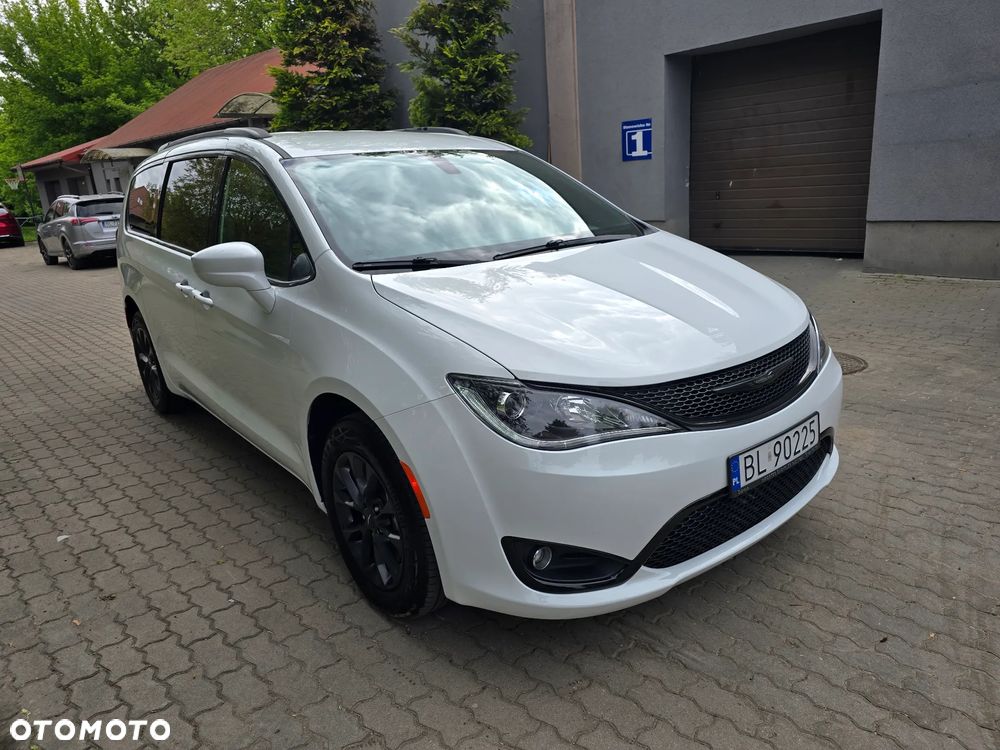 Chrysler Pacifica - 32