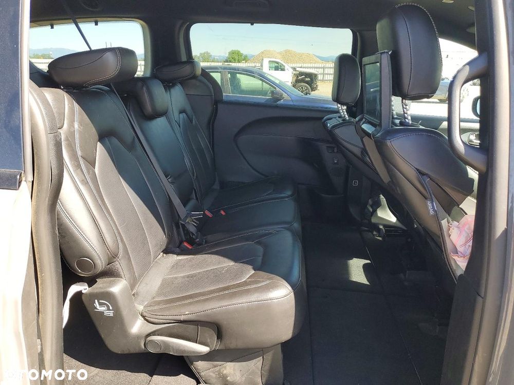 Chrysler Pacifica - 12
