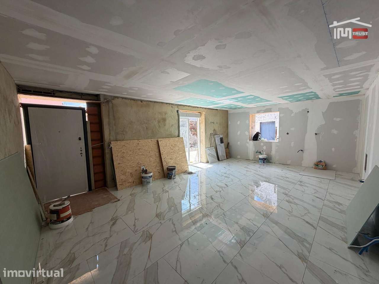 MORADIA TOTALMENTE REMODELADA T3 COM SUÍTE, COZINHA EQUIPADA E GARA... - Grande imagem: 2/16