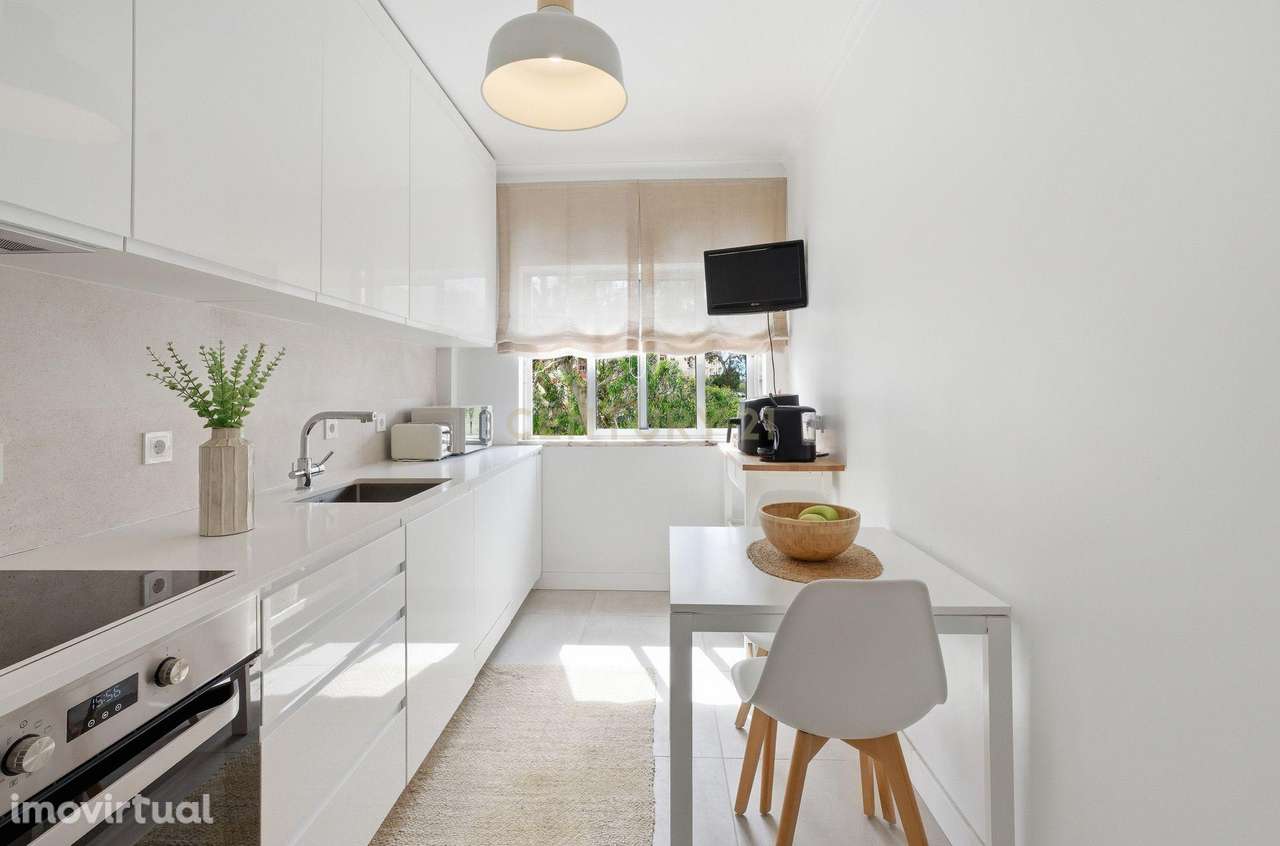 Apartamento T2 Renovado com Varanda e Arrecadação – Monte Abraão - Grande imagem: 3/49