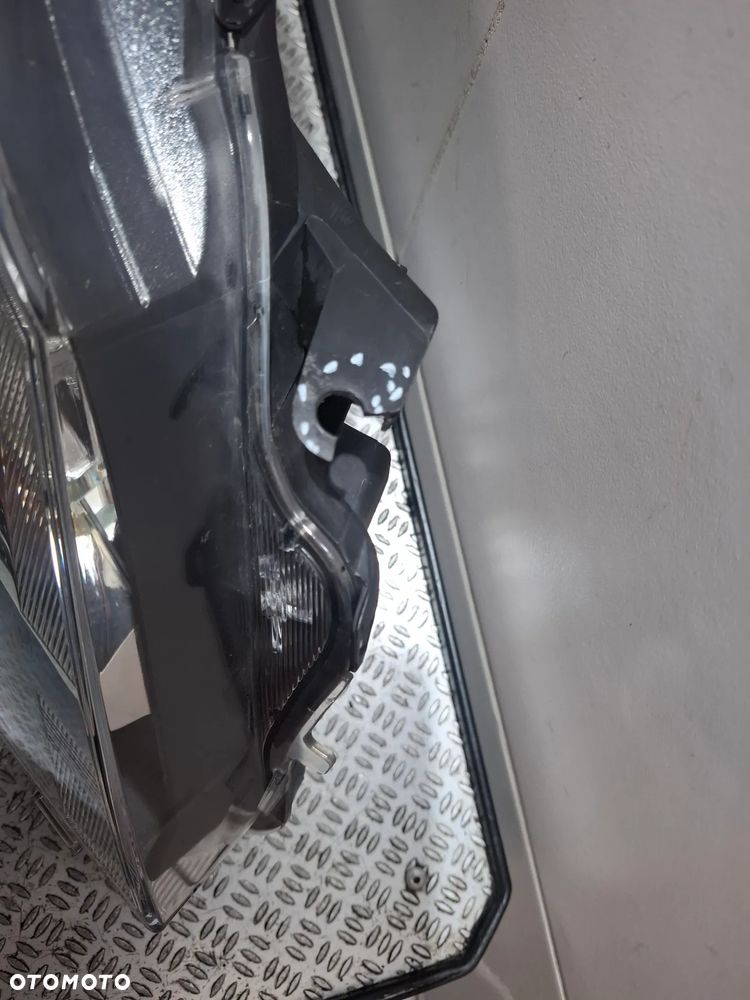Lampa prawy przód przednia Toyota Yaris III lift 2018 rok - 3