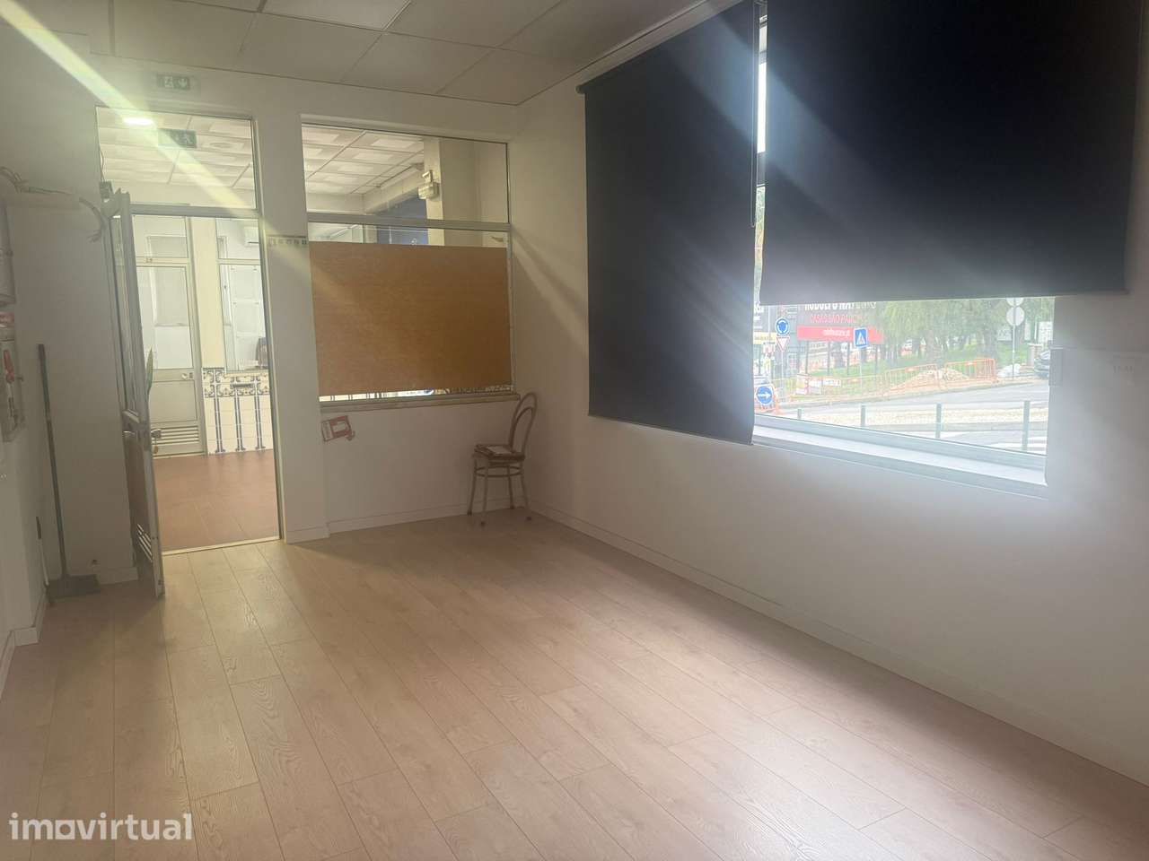 Aluga-se excelente apartamento T4 com enorme terraço e churrasqueira - Grande imagem: 3/4