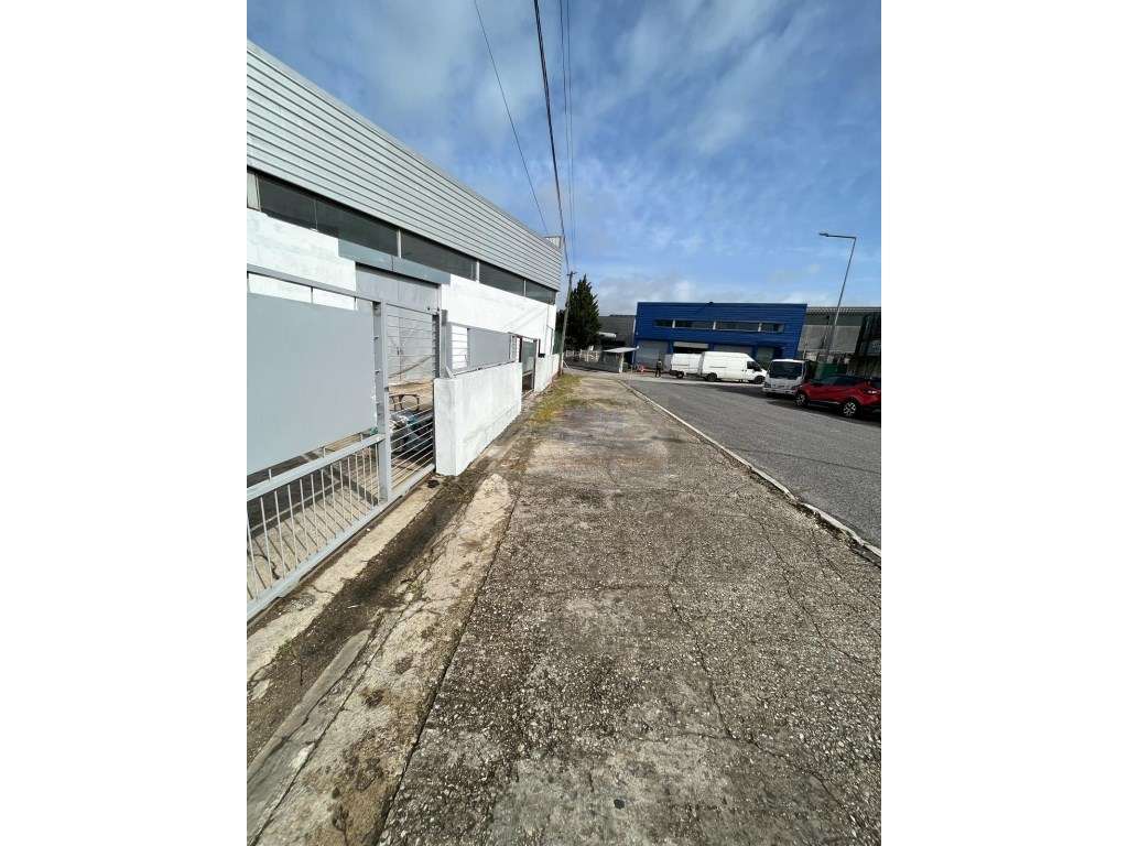ARRENDAMENTO DE Armazém com 800m2, Com Escritórios, em Frielas, Lou... - Grande imagem: 2/12