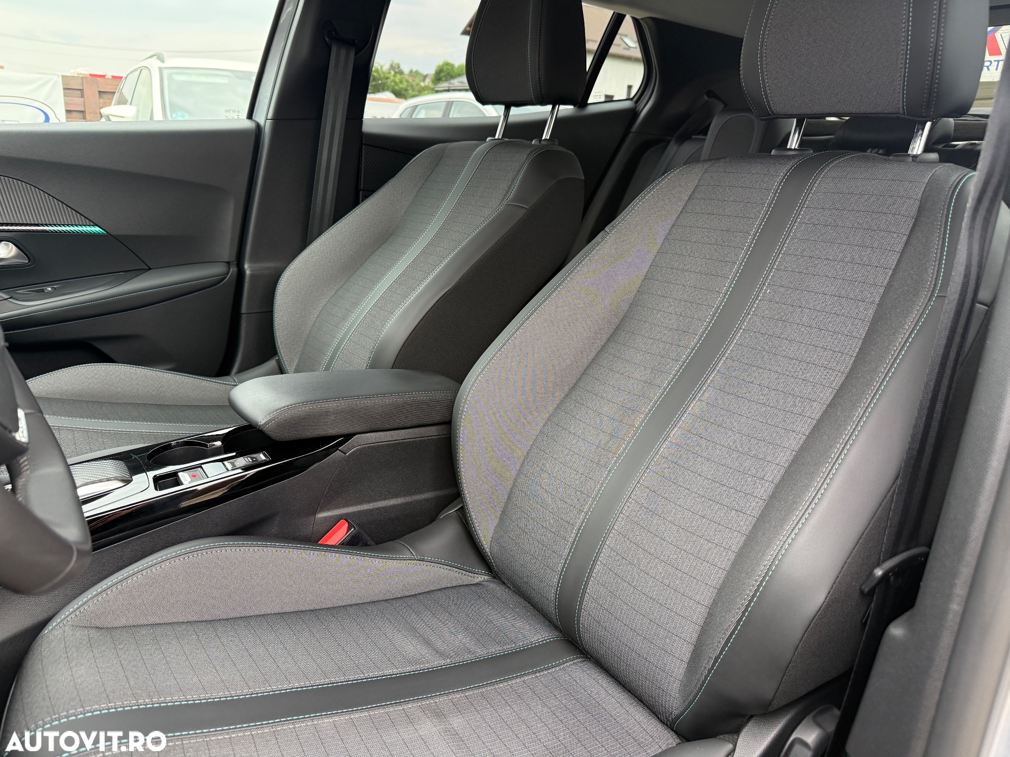 Peugeot 2008 BlueHDi 130 EAT8 Allure Pack - 29
