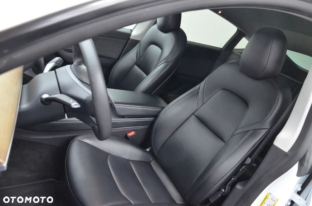 Tesla Model Y Long Range AWD - 11