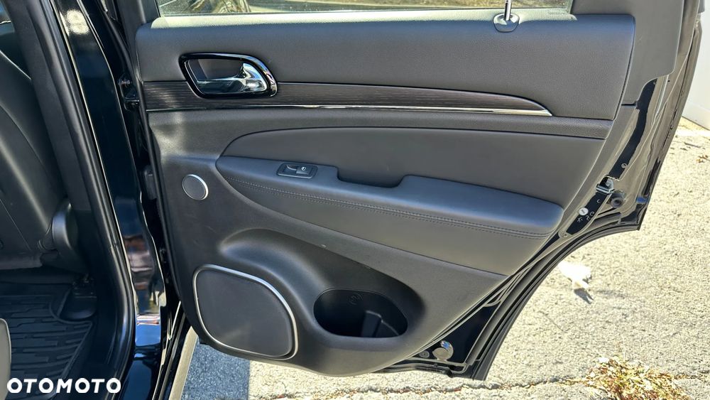 Jeep Grand Cherokee - 24