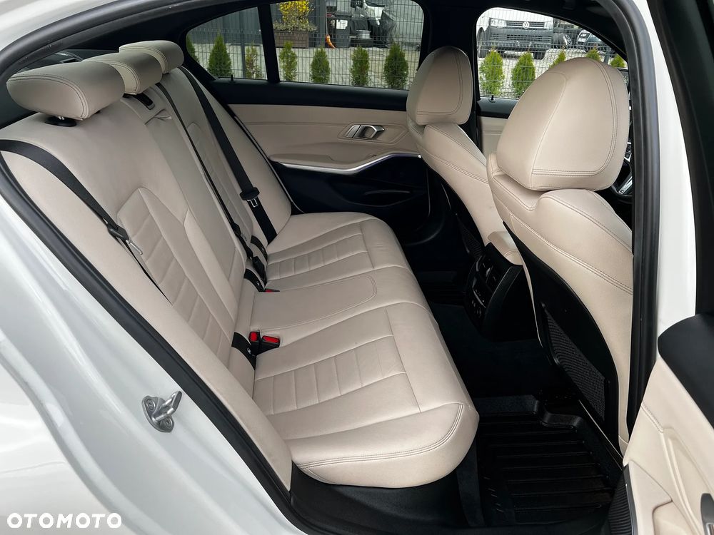 BMW Seria 3 320d xDrive Sport Line Shadow sport - 27