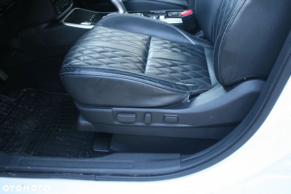 Mitsubishi Outlander - 25