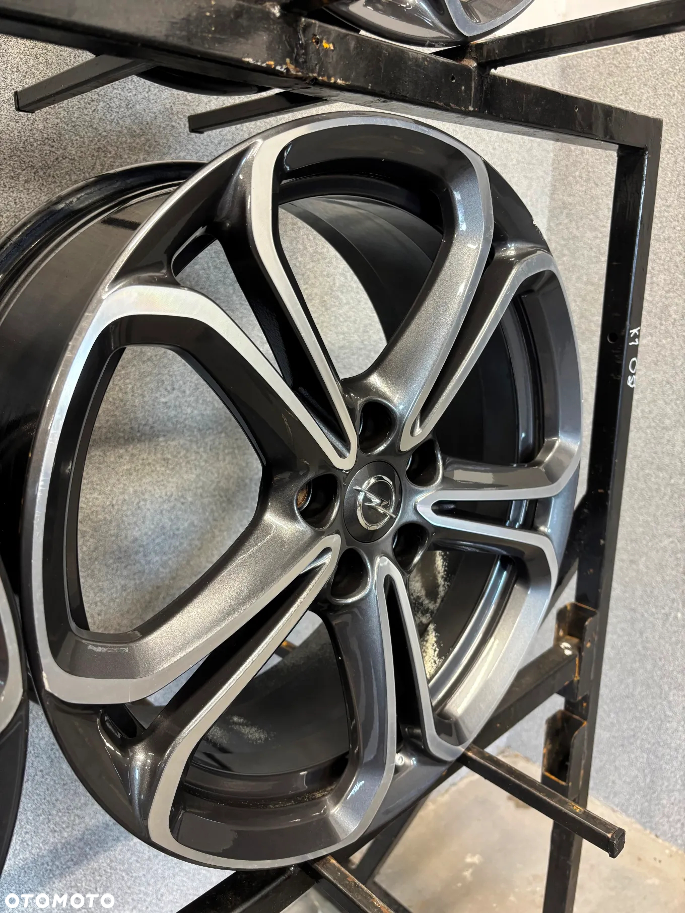 4 FELGI ALU. OPEL CORSA OPC,D,E,ADAM 18'' +TPMS 7,5J ET47  GM - 9