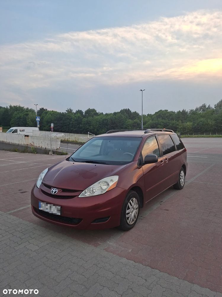 Toyota Sienna - 4