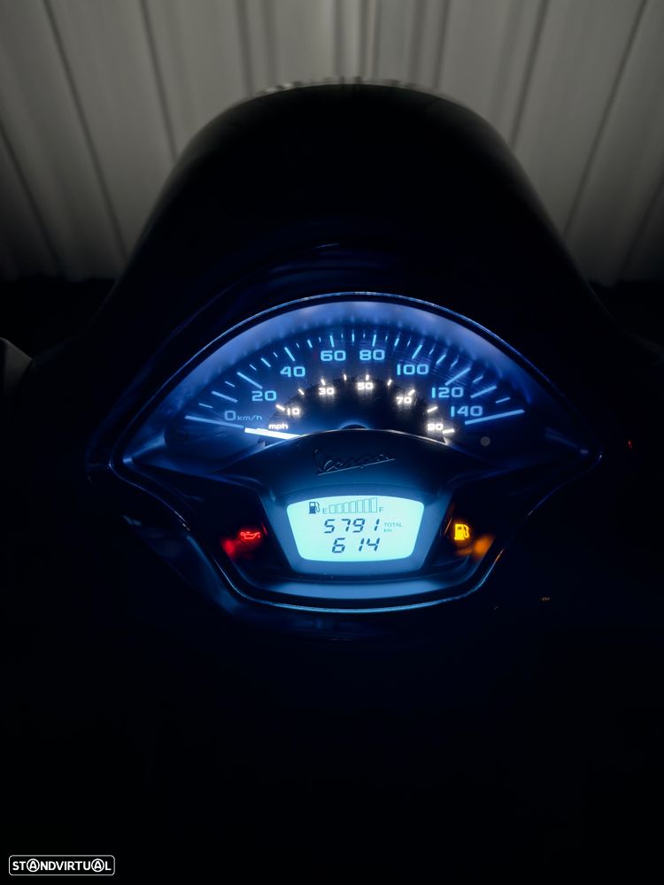 Vespa GTS Super 300 70 Anos - 7