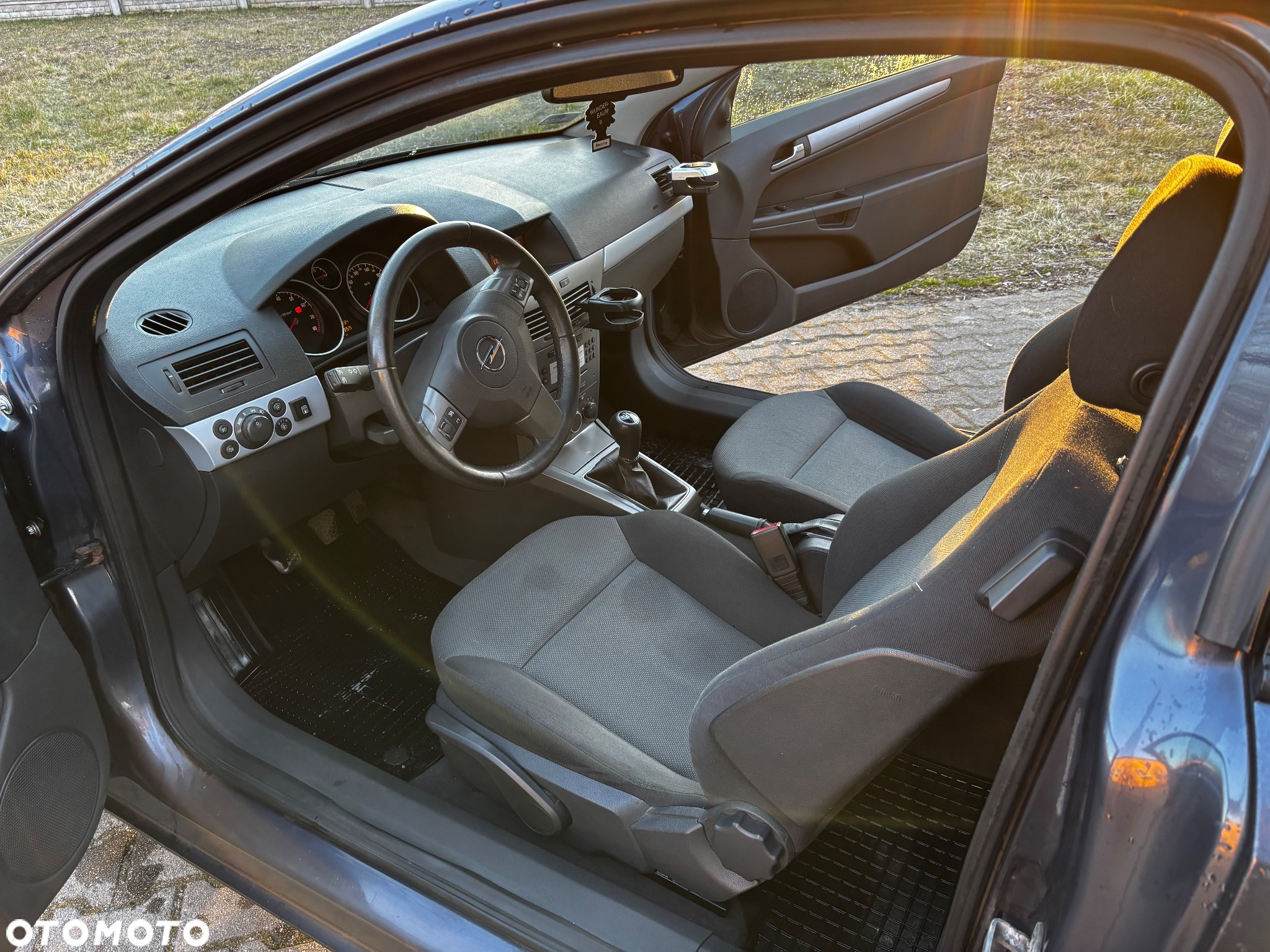 Opel Astra GTC 1.6 - 8