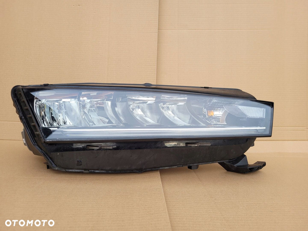 SKODA OCTAVIA 4 IV 19- LAMPA PRAWA PRZÓD PRZEDNIA CAŁA ZWYKŁA