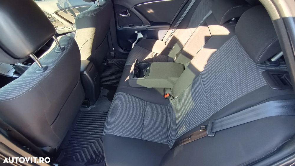 Toyota Avensis 2.0 D-4D Elegance - 12
