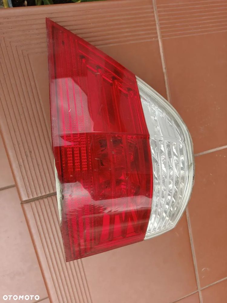 BMW E61 Lift Lci 5 kombi Lampa Tylna W Błotnik Lewa Polift Uszkodzona - 3