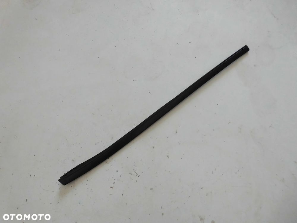 LISTWA SZYBY PRZEDNIEJ CZOŁOWEJ MERCEDES R W251 LEWA