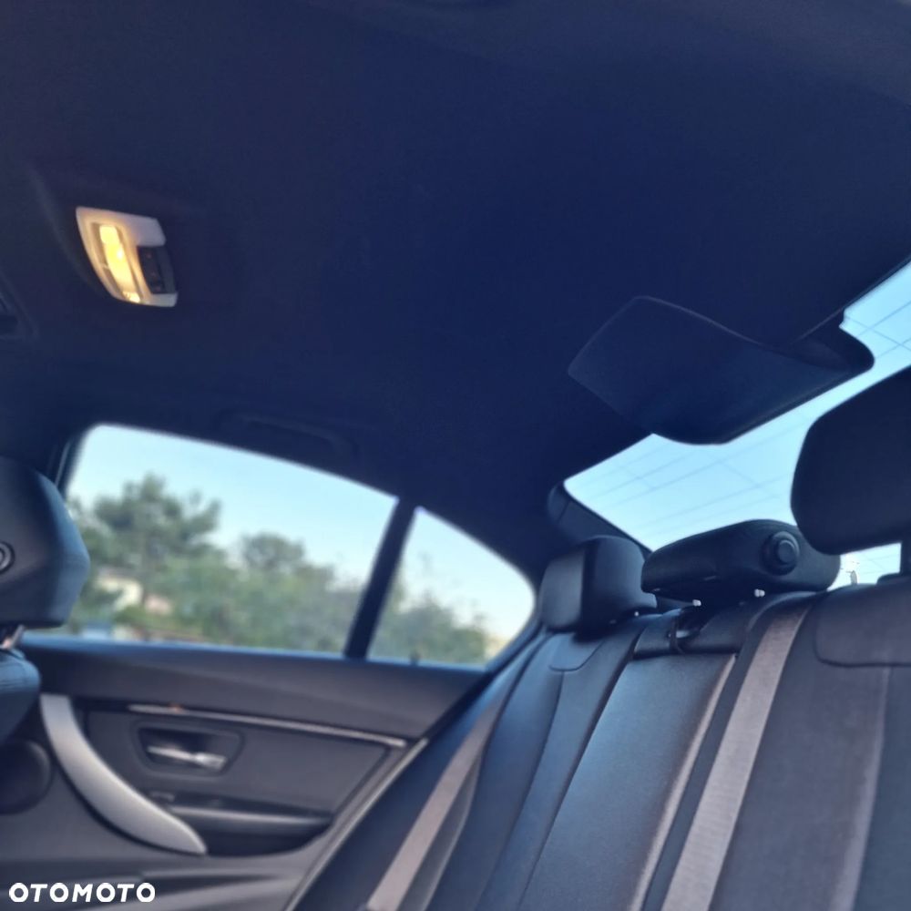 BMW Seria 3 330i xDrive M Sport - 27