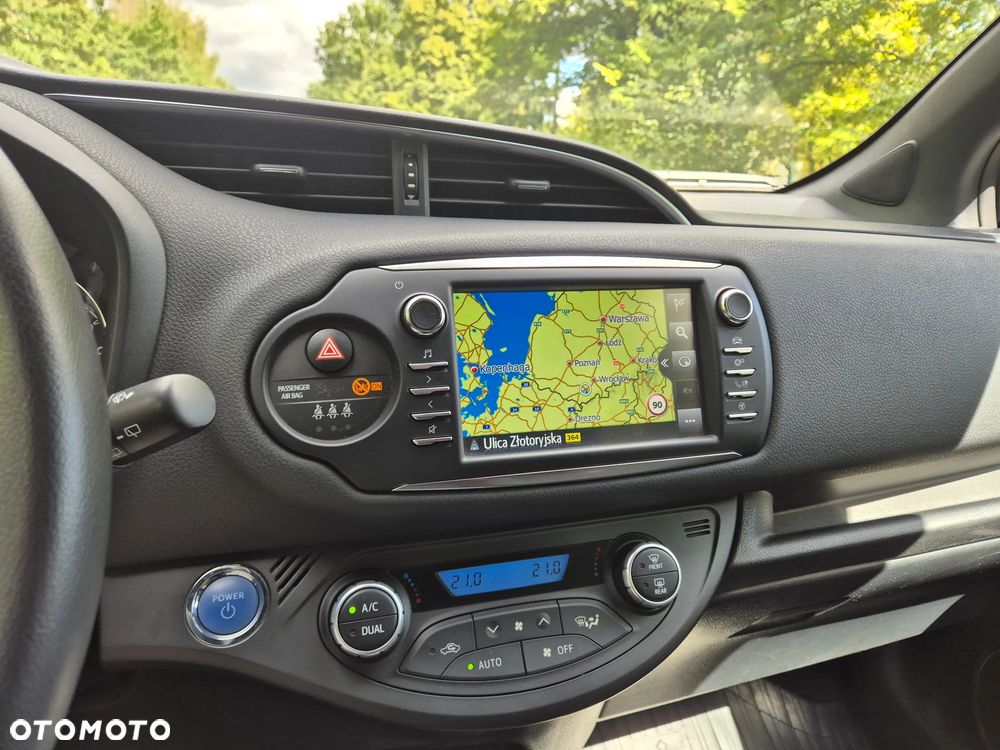 Toyota Yaris Hybrid 100 Selection - 12