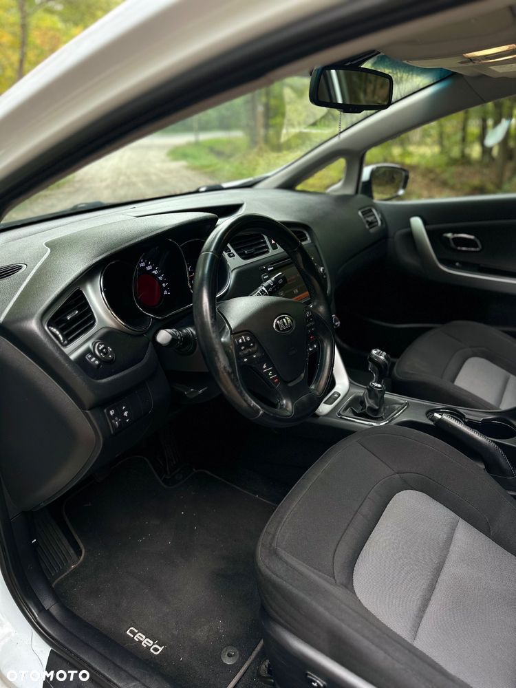 Kia Ceed - 32