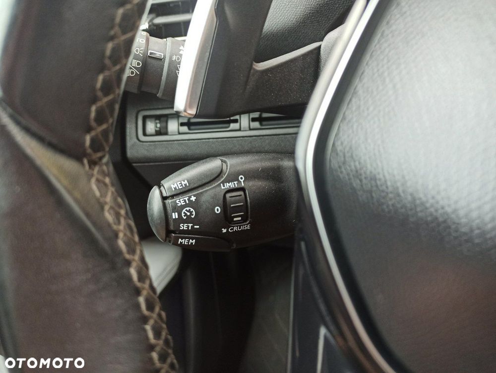 Peugeot 3008 1.2 PureTech GPF Allure S&S EAT8 - 22