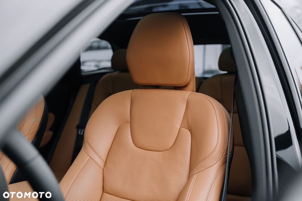 Volvo XC 60 T8 Plug-In Hybrid AWD Ultimate Dark - 17