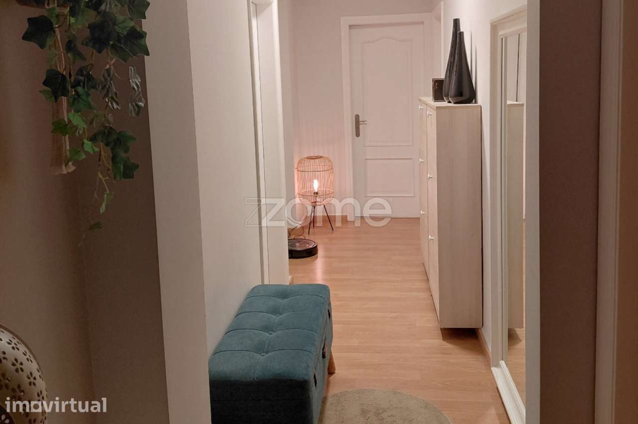 Apartamento T3 com Terraço e Parqueamento na Urb. da Cavaleira - Vista 3