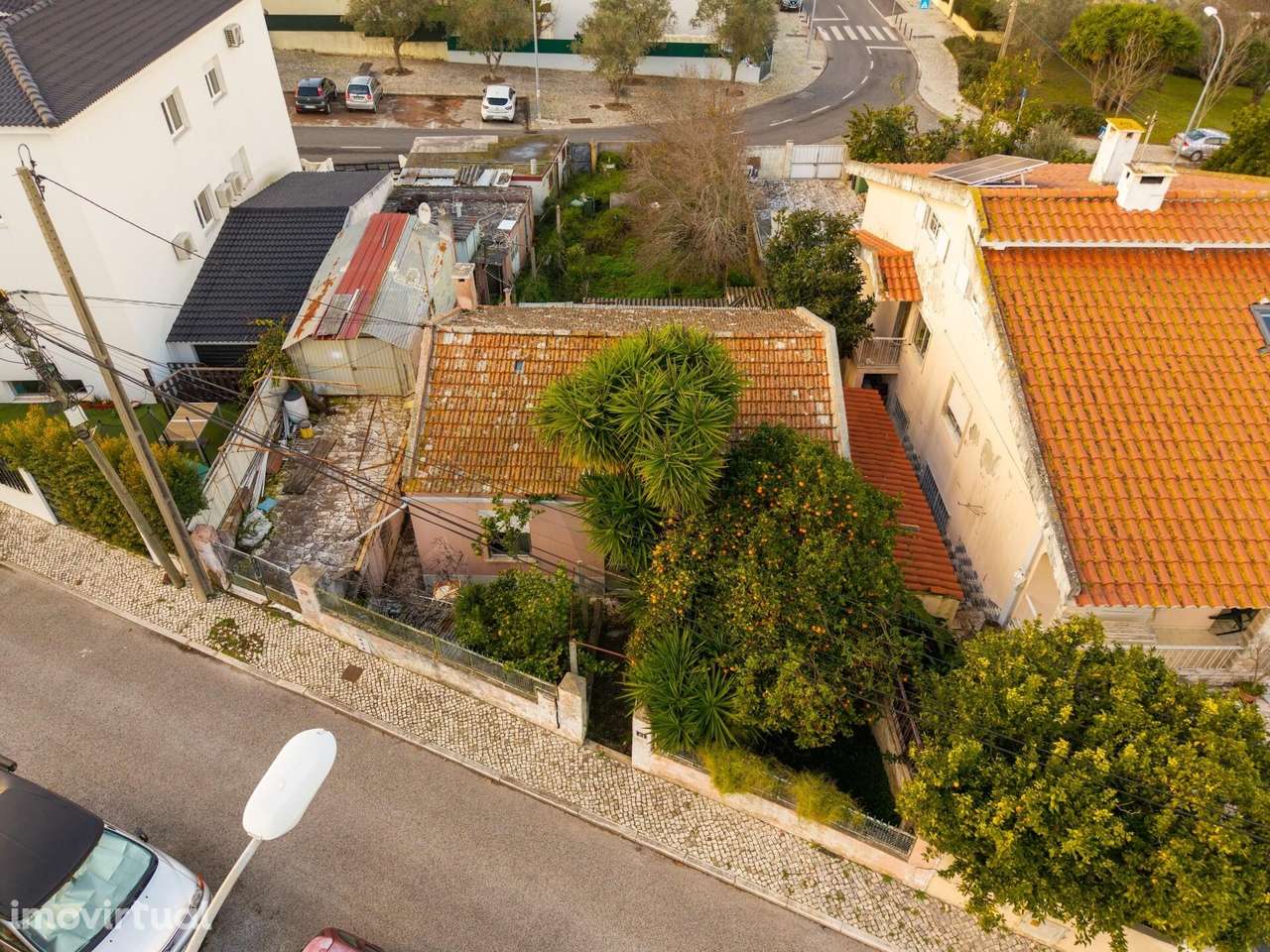 Moradia T2 para Remodelar em Lote de 405m2 em Queijas | Próximo do Est - Grande imagem: 5/27