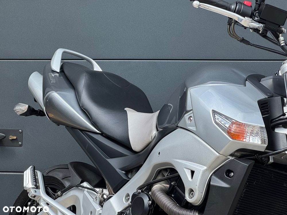 Suzuki GSR - 6
