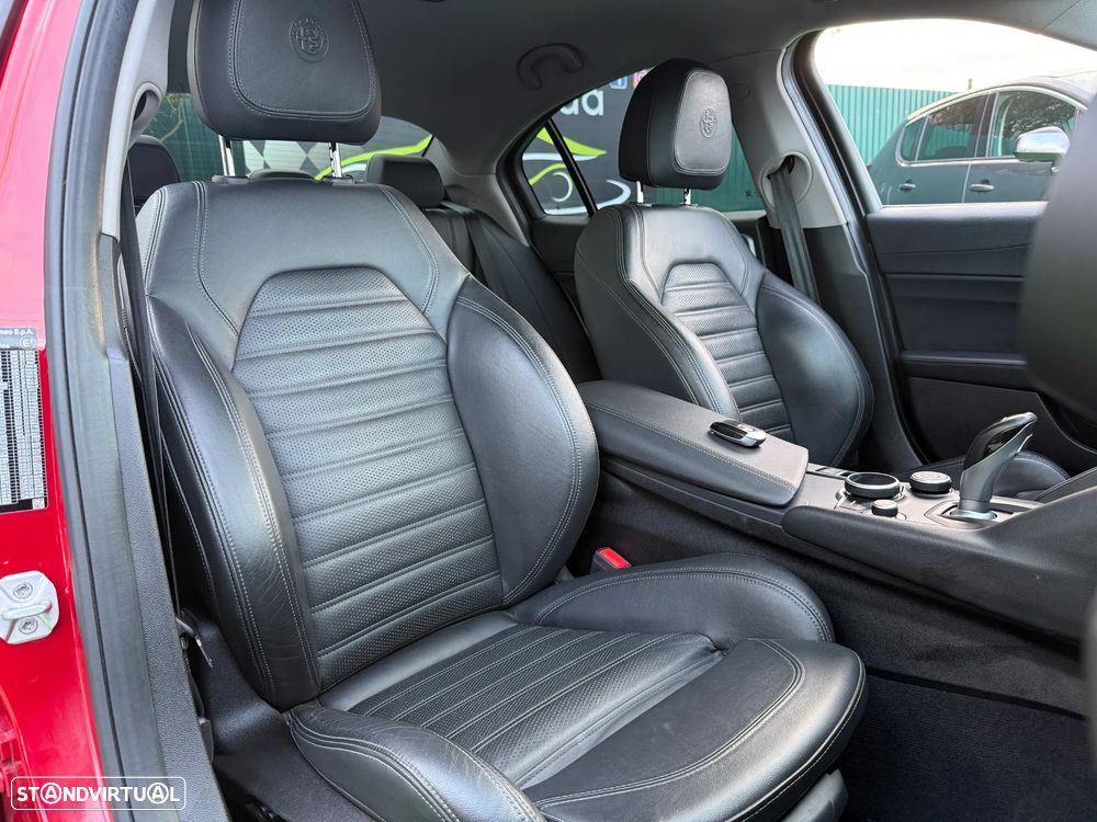 Alfa Romeo Giulia 2.0 Turbo 16V AT8-Q4 Veloce - 33