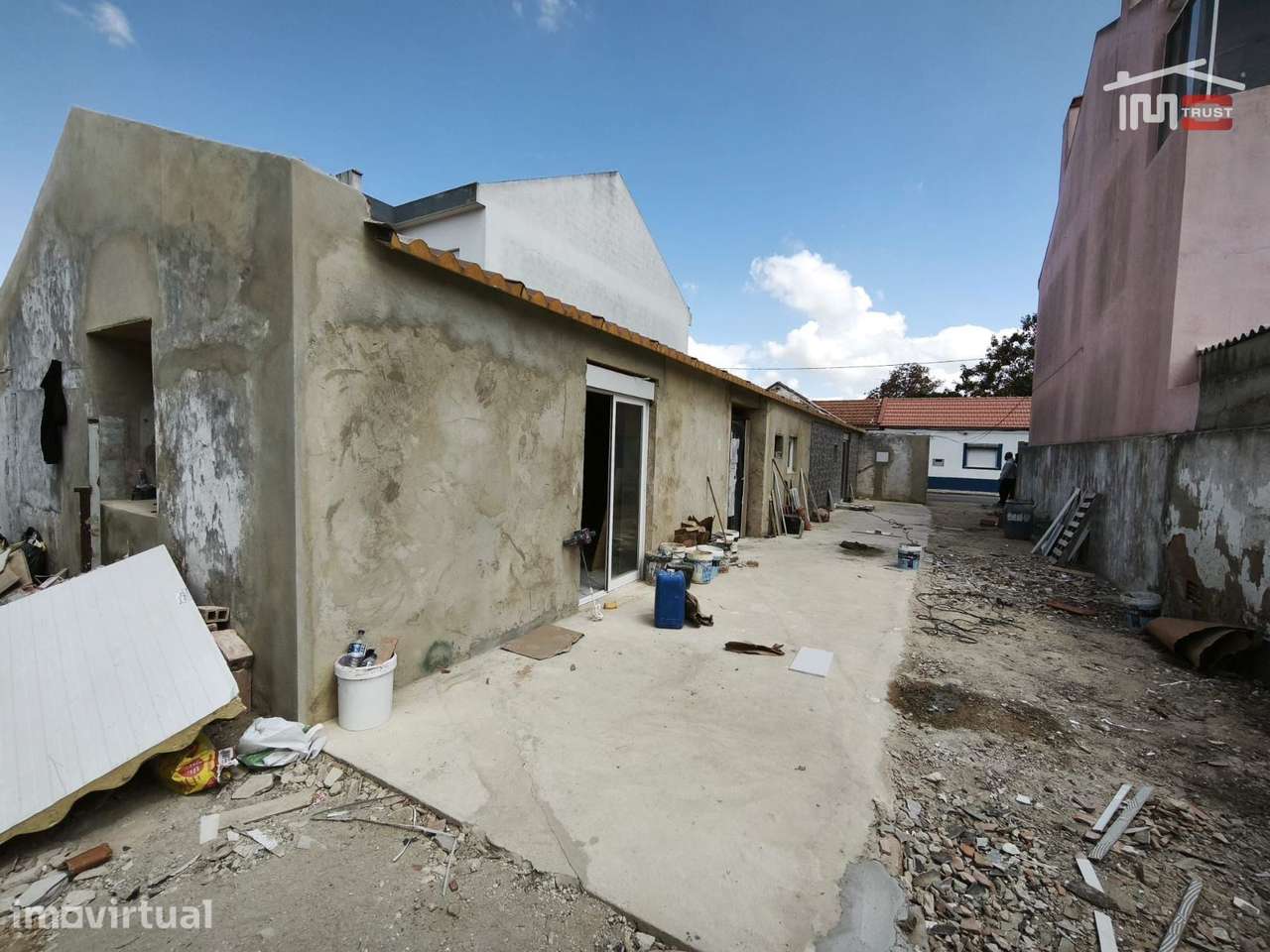 MORADIA TOTALMENTE REMODELADA T3 COM SUÍTE, COZINHA EQUIPADA E GARA... - Grande imagem: 4/16