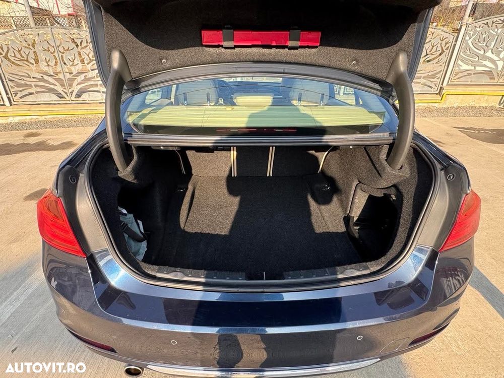 BMW Seria 3 318d xDrive - 11