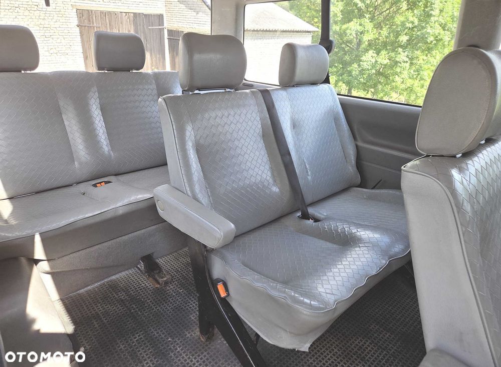 Volkswagen Caravelle - 7